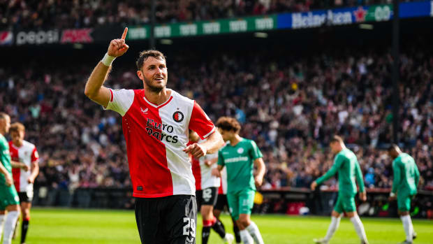 Santiago Giménez celebra gol con el Feyenoord